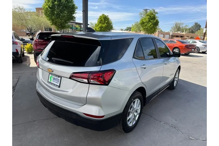 2022 Equinox LS 2WD image 5