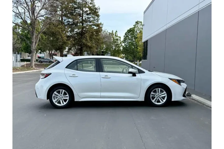 $17940 : 2020 Corolla Hatchback SE image 5