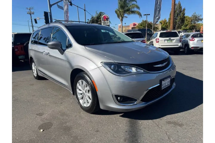 $12998 : 2017 Pacifica Touring-L image 3