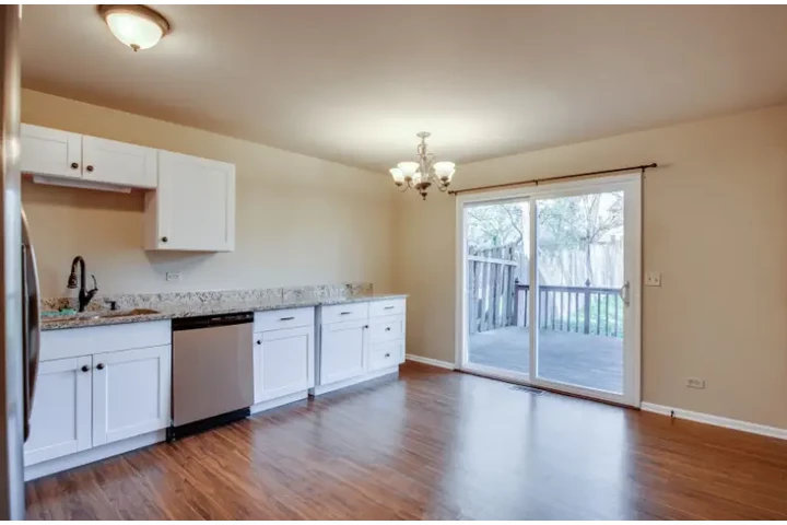 $980 : Fantastic 3 bedroom 1.1 bath d image 5