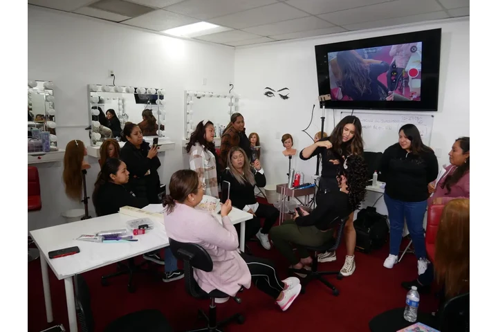 Curso de Uñas Acrilicas image 10