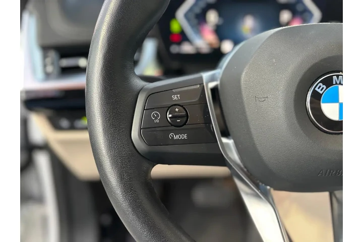 2025 BMW X1 xDrive28i image 9