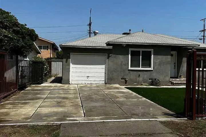 $1200 : This 2 bed, 1 Bath single fam image 1