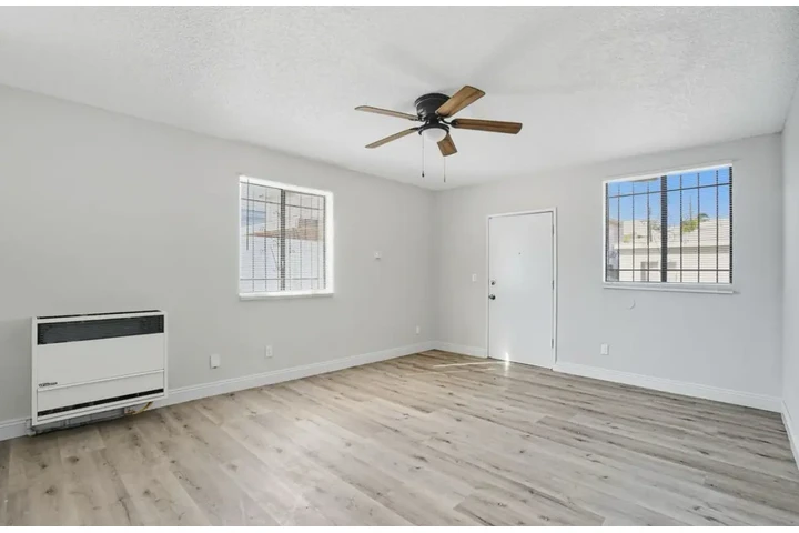 $2000 : 2 Bedroom Apt Available in LA image 5