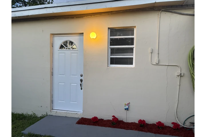 $1300 : Se renta efficiency image 2