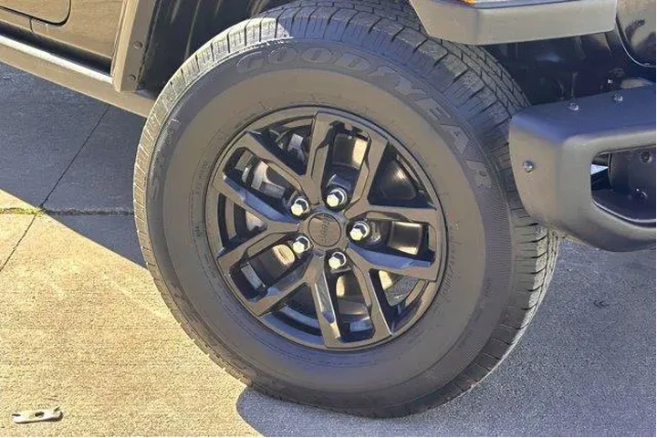 $33977 : Jeep Wrangler 2023 4x4 Sport image 2