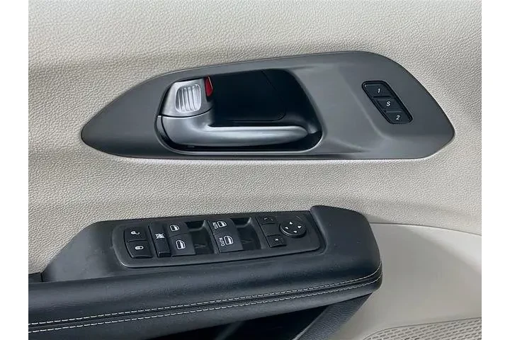 $23975 : Chrysler Pacifica 2022 Touri image 9