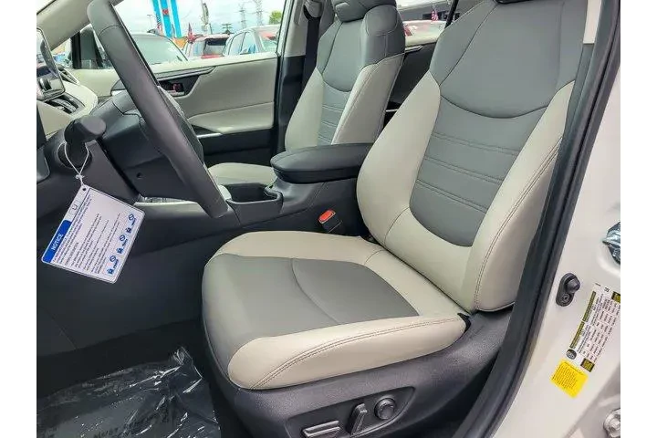 $39989 : Toyota RAV4 2025 AWD XLE Pre image 10