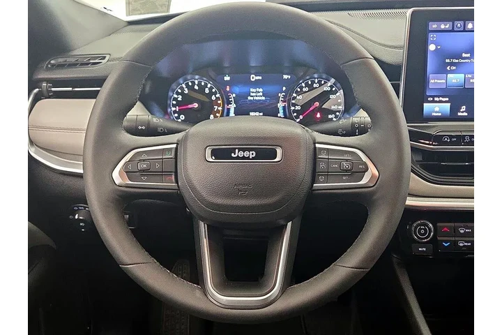 $24998 : Jeep Compass 2025 4x4 Limite image 10