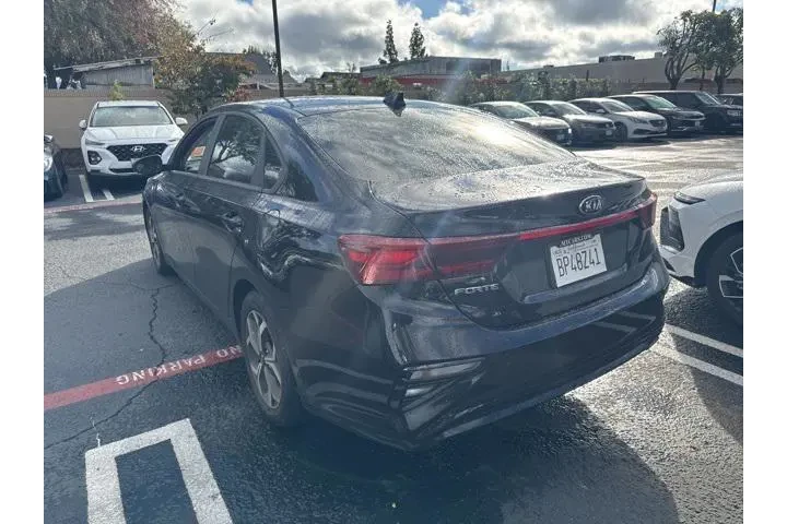 $15490 : Kia Forte 2021 LXS 4dr Sedan image 2