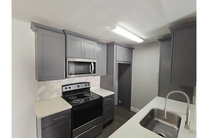 $1050 : private 1bedroom/1bathroom image 5
