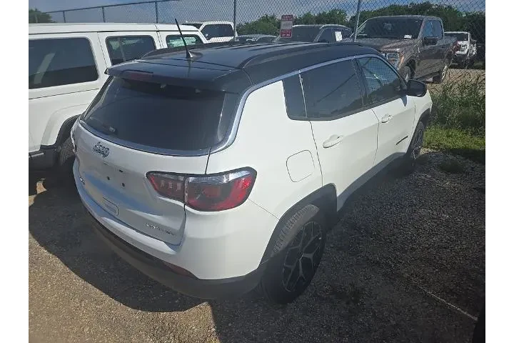 $22611 : Jeep Compass 2025 4x4 Limite image 2