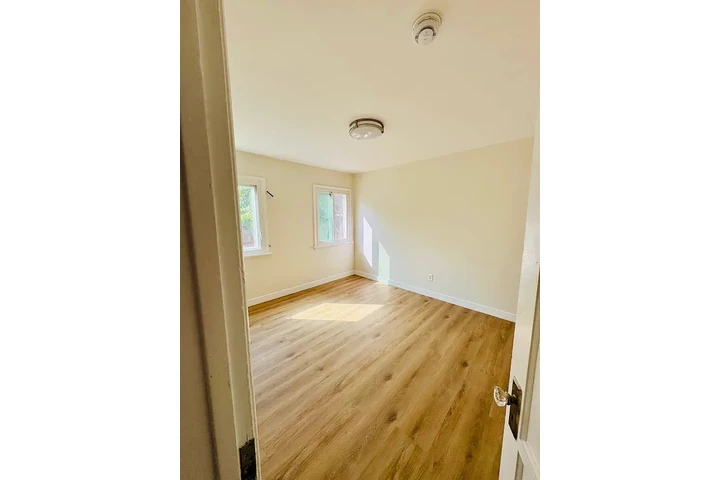 $800 : charming HOME ..Inglewood, CA image 3