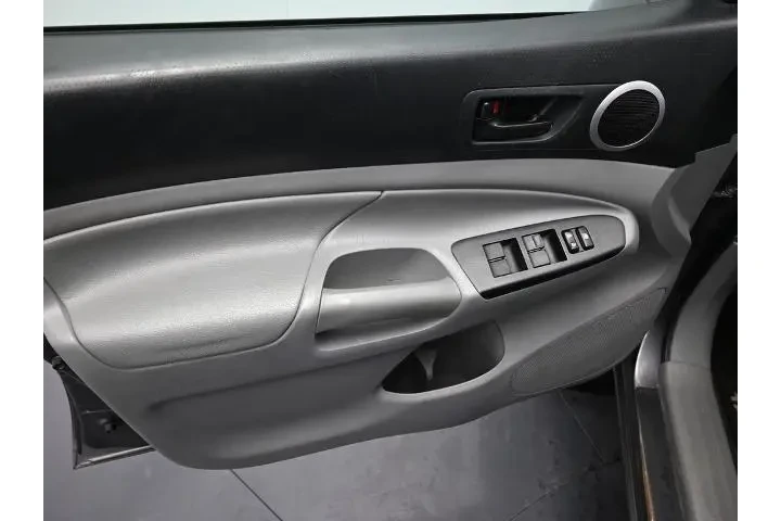 $23400 : Toyota Tacoma 2015 4x4 V6 4d image 9