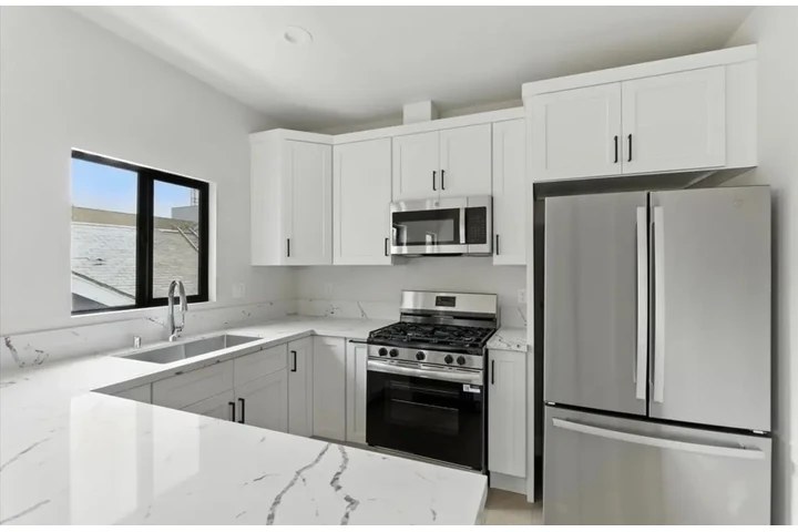 $1980 : 2 Bedroom Apt in James M Wood image 5