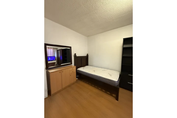 $800 : CUARTO AMUEBLADO para Mujer image 2