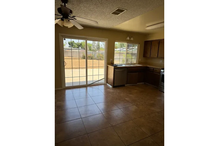 $1200 : Charming Southwest Home image 7