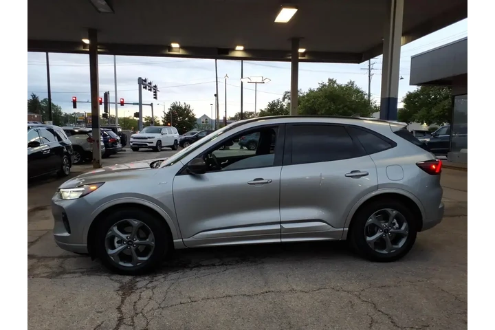 $27642 : Ford Escape 2023 ST-Line 4dr image 6