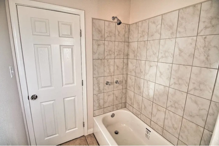 $1795 : 1 Bed 1 Bath Ready to Rent image 6