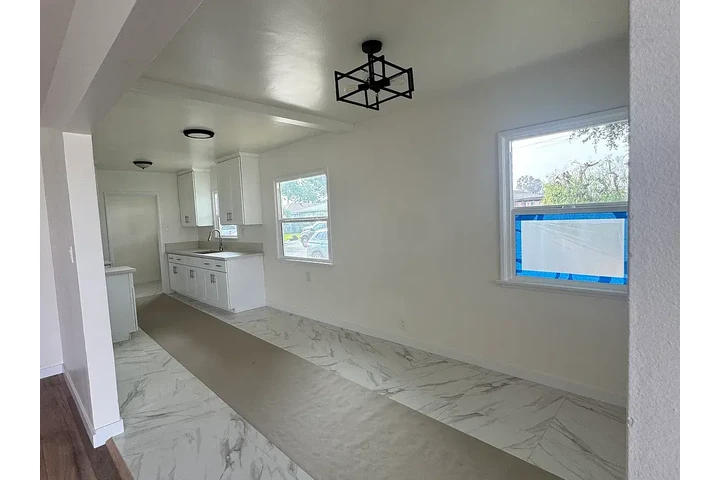 $2000 : Cloverlawn Dr, South Gate, CA⚠ image 1