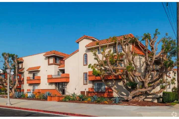 $2000 : 2 Bed apartment in South LA image 1