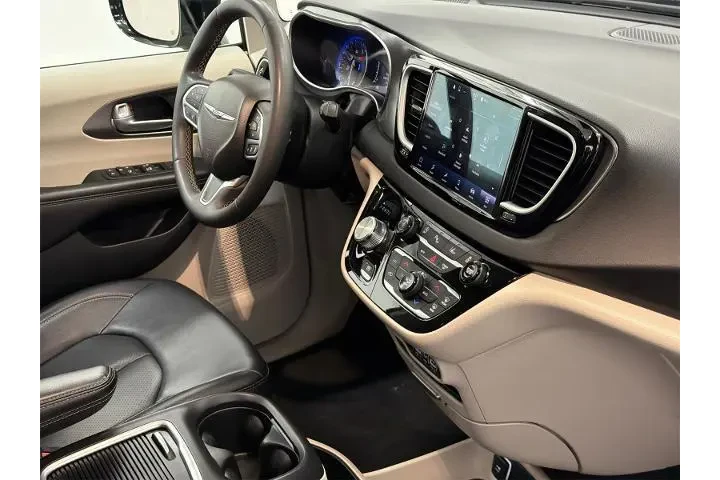 $29000 : Chrysler Pacifica 2024 Touri image 10