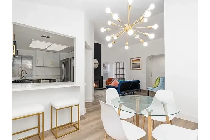 $2000 : HOUSE FOR RENT image 4