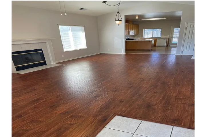 $1000 : hardwood Single Family Home image 2