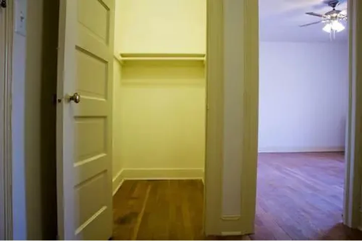 $1100 : Maywood CA con armario y baño. image 4