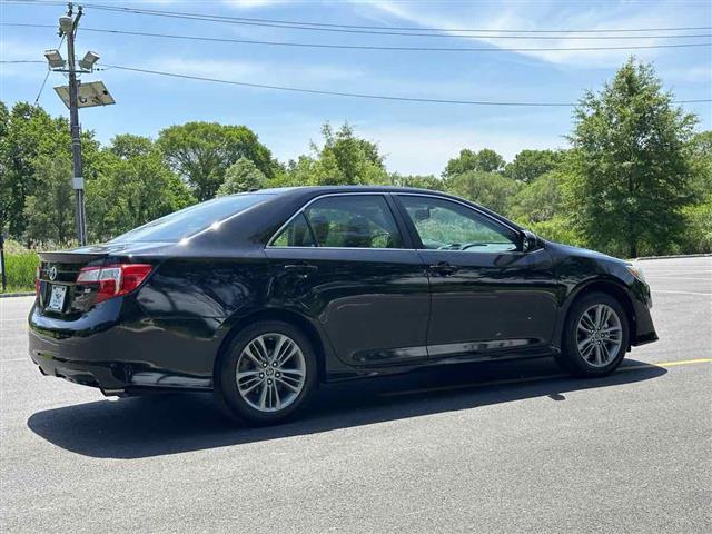 2014 Camry SE image 10