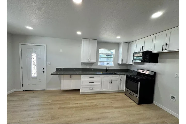 $1250 : Amplia casa disponible image 3