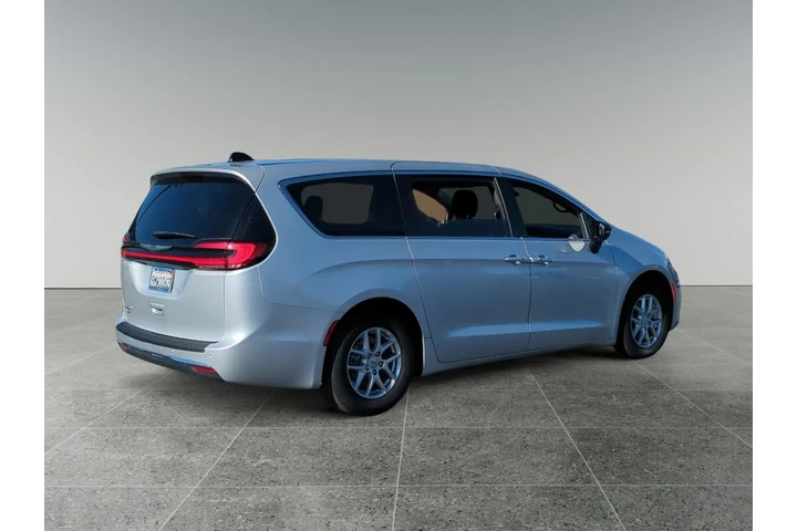 $32250 : Chrysler Pacifica 2024 Touri image 5