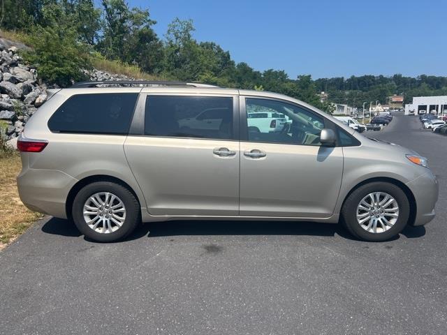 $24060 : PRE-OWNED 2017 TOYOTA SIENNA image 8