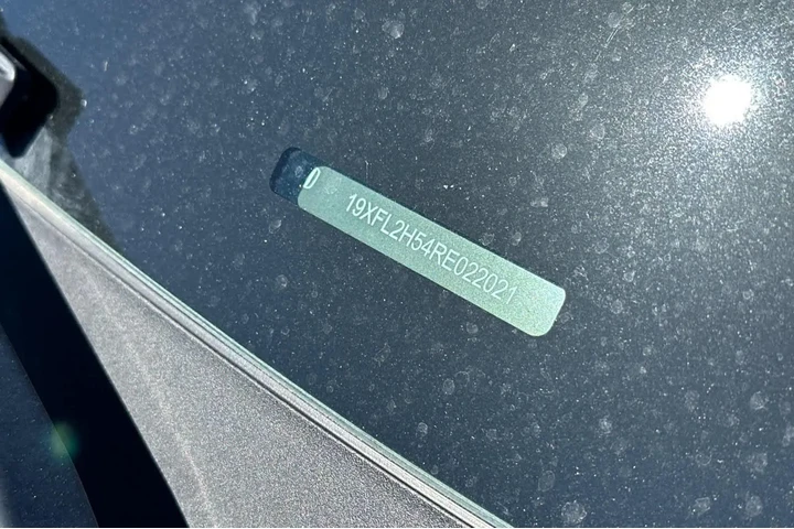 $26981 : Honda Civic 2024 LX 4dr Hatc image 2