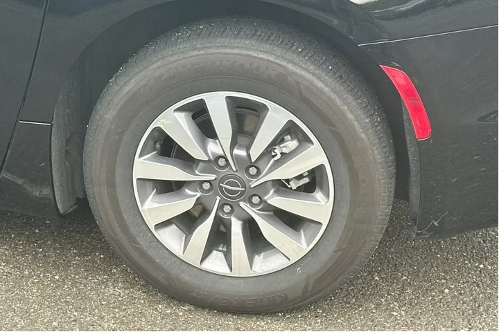 $29490 : Chrysler Pacifica Plug-In Hy image 7