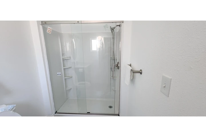 $1300 : Recamara en Bell Gardens image 3