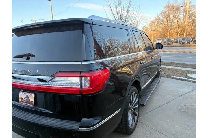 $27950 : 2018 Navigator L Select image 5