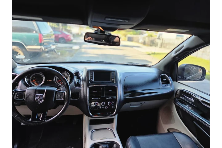 $5700 : Dodge grand caravan image 9