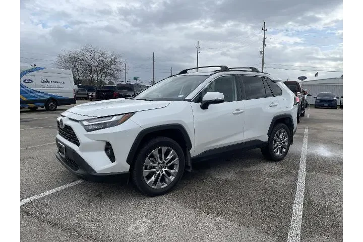 $30981 : Toyota RAV4 2024 XLE Premium image 4