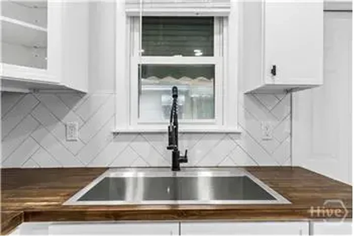 $2000 : Rental property with 3 bedro image 9