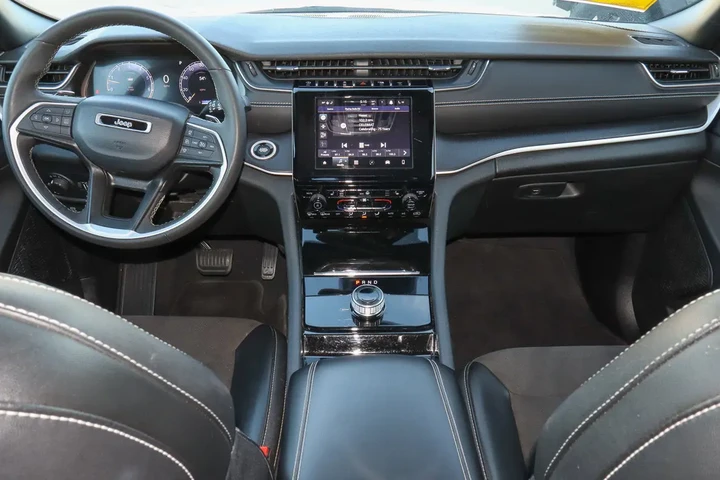 $35988 : 2023 Grand Cherokee L Altitud image 10