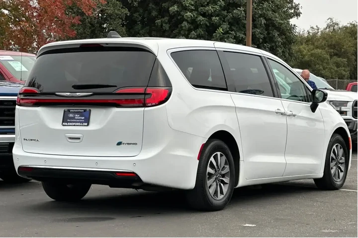 $27995 : Chrysler Pacifica Plug-In Hy image 2