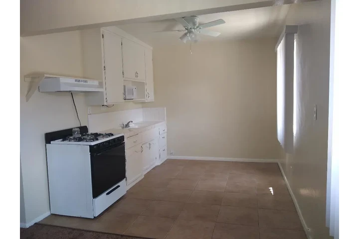 $1799 : 2BED - Santa Fe Apartments LB! image 7