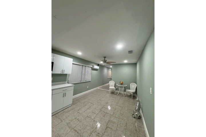 $1800 : Espacioso efficiency image 9