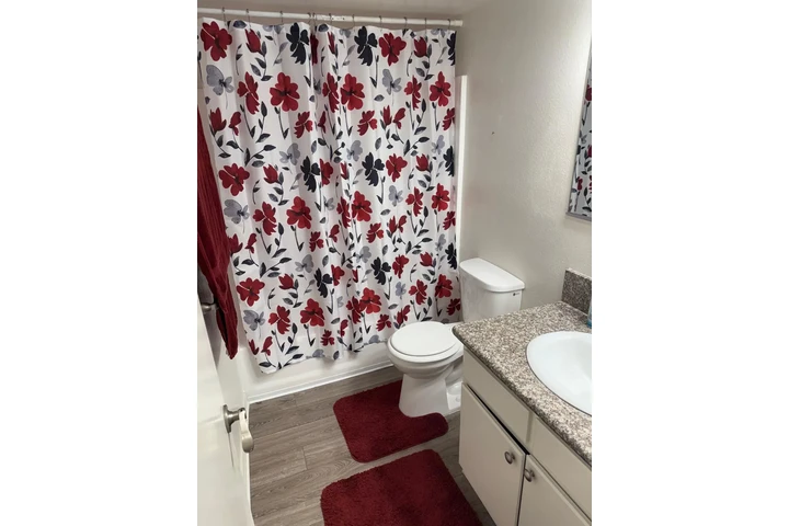$1350 : Rento habitacion con baño image 3