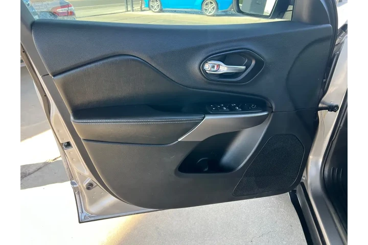 2019 Cherokee Latitude 4WD image 10