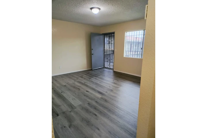 $1500 : Single 140 e. Manchester $1500 image 6