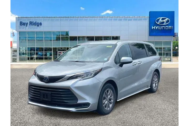 $30993 : Toyota Sienna 2022 LE 8-Pass image 4