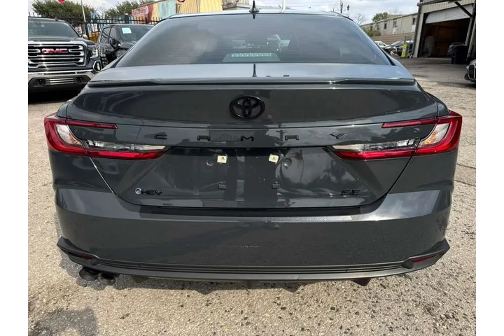 2025 Camry SE image 5