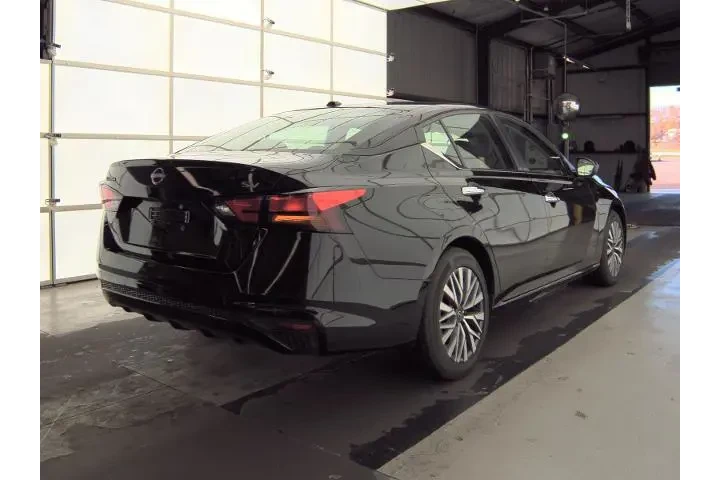 $20499 : Nissan Altima 2023 2.5 SV 4d image 3